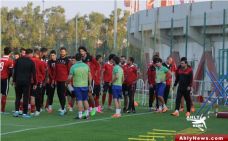 عبد الحفيظ يجتمع بلاعبي الأهلي قبل مباراة المصري
